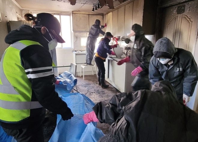 자원봉사자들이 화재피해 현장 복구에 나서고 있다.(제공=부산 기장군)