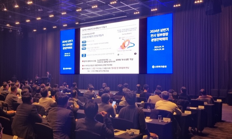 신한투자증권, 해외 아동 위한 친환경 자가발전 손전등 지원