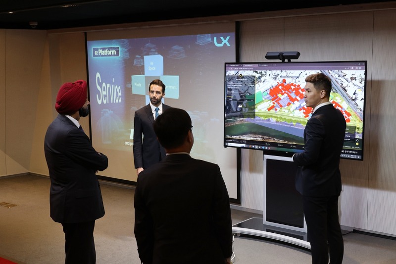 LX한국국토정보공사가 25일, 서울 글로벌지식협력단지에서 아제이팔 싱 방가 세계은행 총재 대상으로 LX플랫폼을 소개하고 있다.(사진= LX한국국토정보공사)