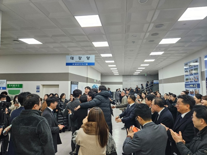 포스코이앤씨 직원들이 승리소식을 전하며 기뻐하고 있다.(사진=최영록 기자)