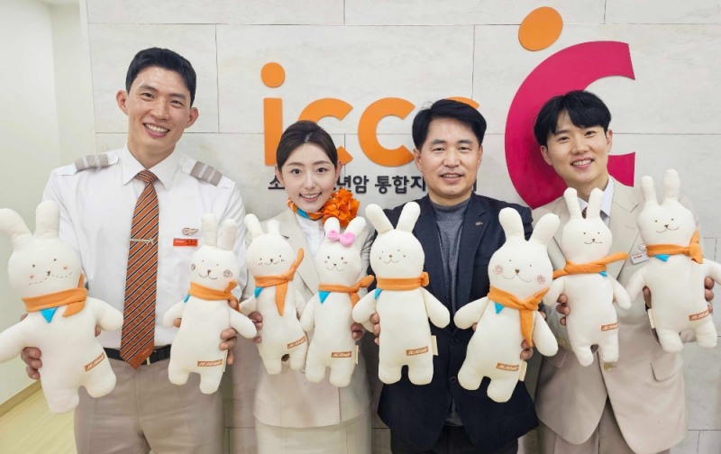 제주항공 객실승무원들이 30일 한국백혈병소아암협회 부산지회를 찾아 소아암 환아들에게 직접 만든 애착인형을 전달했다.(사진=제주항공)