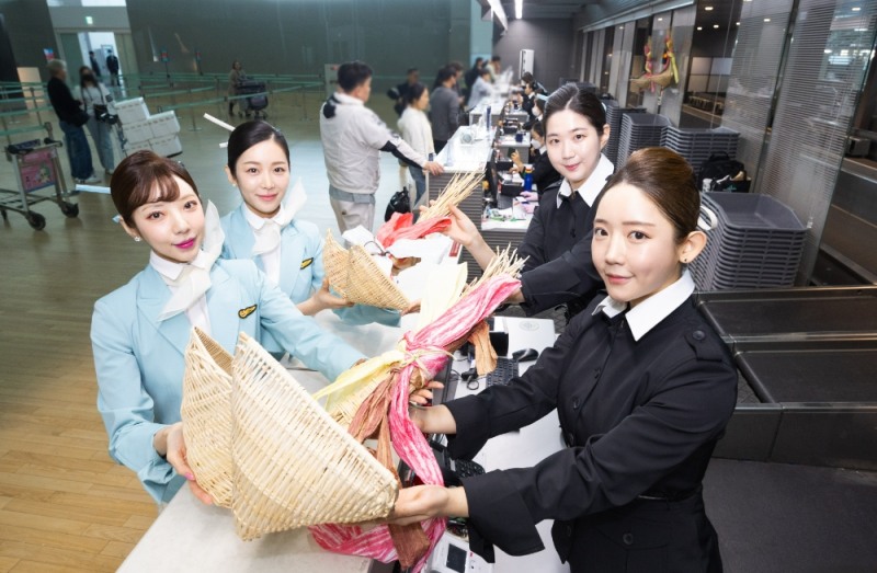 대한항공 객실승무원 등 직원들이 인천공항 제2여객터미널 대한항공 카운터에서 기념촬영을 하고 있는 모습.(사진=대한항공)