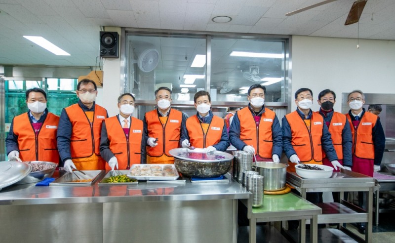 (왼쪽부터) 조억헌 서울신문 부회장, 이정호 호반호텔앤리조트 부회장, 곽태헌 서울신문 사장, 송종민 호반산업 부회장, 김선규 호반그룹 회장, 박철희 호반건설 총괄사장.(사진=호반그룹)