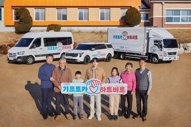 ‘기프트카 하트비트’ 캠페인 차량과 온라인 영상에 출연한 배우 임시완 씨(왼쪽 네 번째), ‘기프트카 하트비트’ 캠페인을 통해 응급안전교육에 참여한 강원도 인제 월학초등학교 교사들과 학생들, 마을주민들.(사진=현대차그룹)