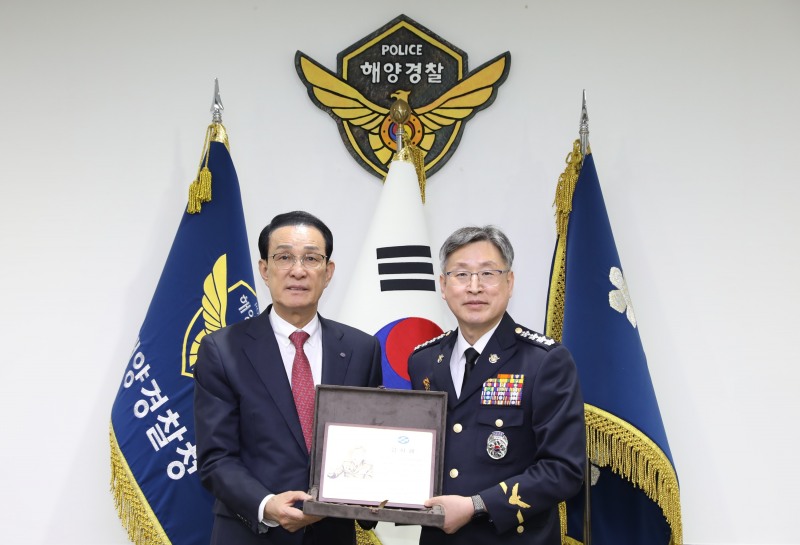 노동진 수협중앙회장(사진 왼쪽)이 2일 해양경찰청에서 김종욱 해양경찰청장(사진 우측)에게 어업인을 대표해서 감사패를 전달했다 (사진=수협중앙회)