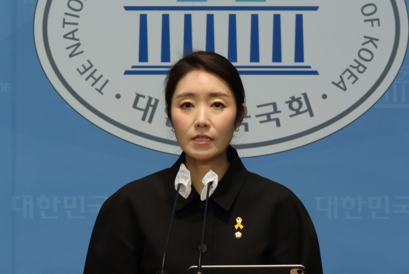 브리핑하는 민주당 강선우 대변인.(사진=연합뉴스)