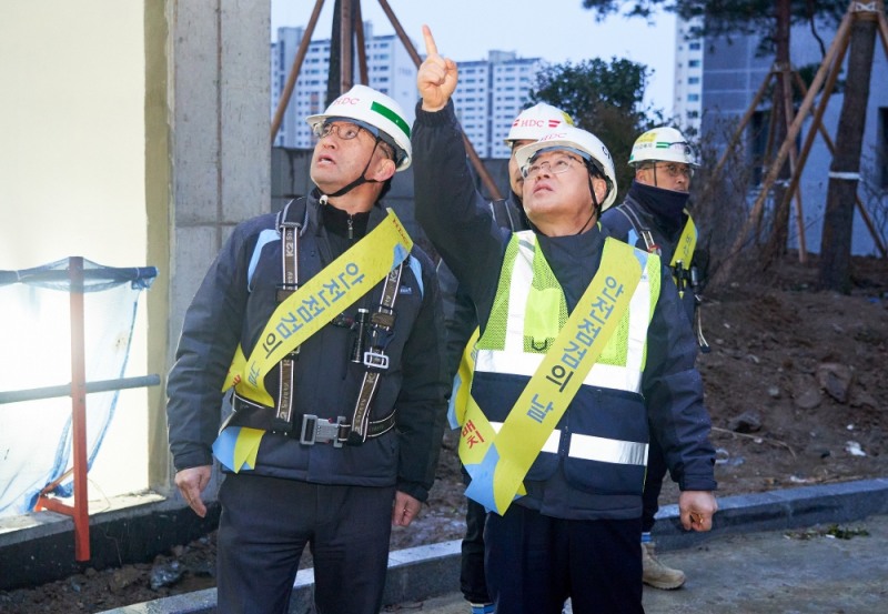 (왼쪽에서부터) 류강선 광주행정아이파크 현장 소장, 김회언 HDC현대산업개발 대표이사.(사진=HDC현대산업개발)