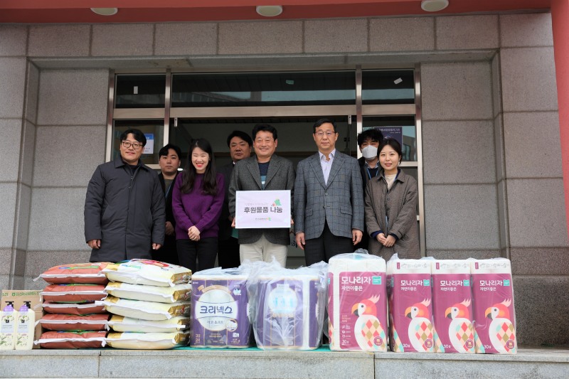 한국고용정보원(원장 김영중)은 6일, 설 명절을 맞아 사회복지시설인 음성향애원(음성군 음성읍)을 방문해 쌀, 화장지, 샴푸 등 100만 원 상당의 후원 물품을 전달하고 있다.(사진=한국고용정보원)