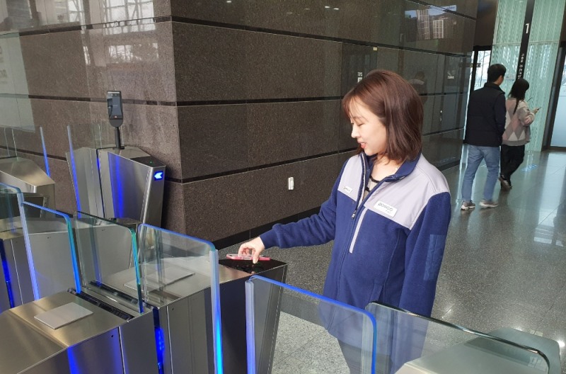 포스코이앤씨 직원이 모바일 사원증으로 인천 송도 사옥을 출입하고 있다.(사진=포스코이앤씨)