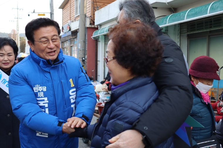 윤재갑 국회의원(왼쪽)이 전통시장을 찾아 민생 소통 행보를 이어가고 있다. (사진=의원실)