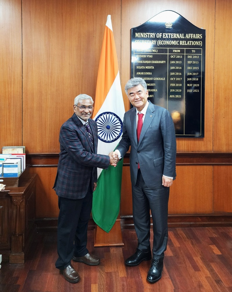 정원주 대우건설 회장이 지난 2일 뉴델리에서 댐무 라비 인도 외교부 경제차관을 만나 면담했다.(사진=대우건설)