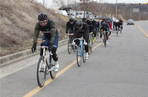 경륜선수들이 동계훈련 중 도로에서 훈련을 하고 있다.(사진=국민체육진흥공단)