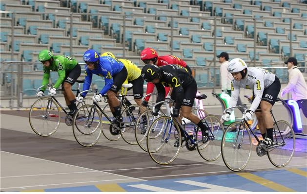 지난해 12월 신인 28기 선수들이 광명스피돔에서 시범경기를 하고 있다.(사진=국민체육진흥공단)