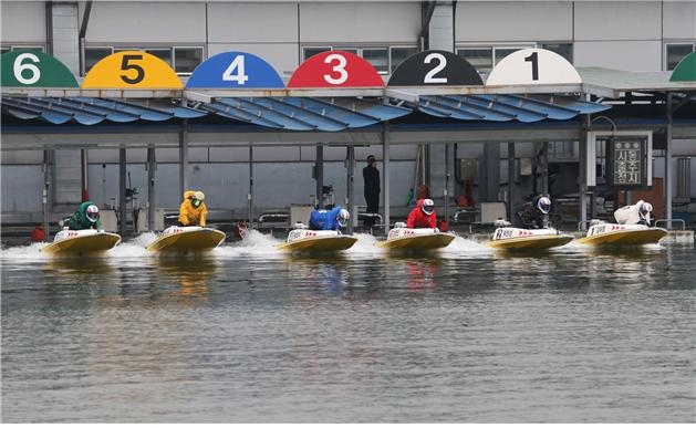 미사리경정장에서 출전 선수들이 온라인 스타트로 경주를 시작하고 있다. (사진=국민체육진흥공단)
