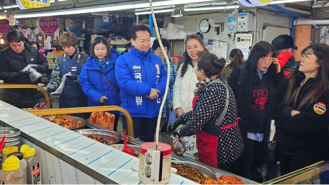 고영인(가운데) 안산갑 총선 예비후보는 설을 맞아 전통시장에서 장보기를 하며 민심 청취에 나섰다. (사진=고영인 의원실)