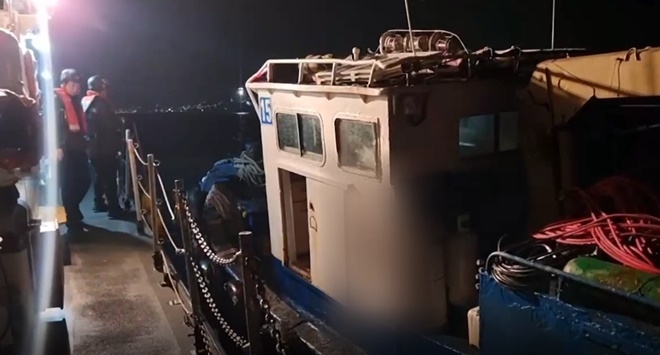 부산해경이 러시아 선박으로 접근해 확인 하고 있다.(사진제공=부산해경)