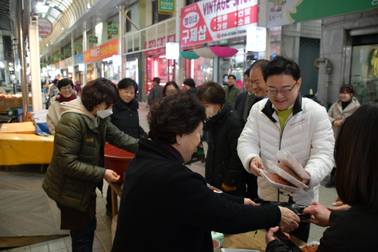 김성원 의원(오른쪽)이 동두천·연천 전통시장을 방문해 민생 행보를 이어가고 있다. (사진=의원실)