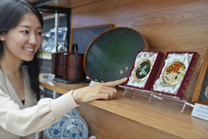 롯데마트 "나전 소품 감상해보세요"