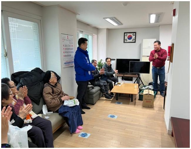 안산 단원갑 총선 예비후보인 고영인 의원(가운데)은 13일 경로당을 방문해 소통하고 있다. (사진=의원실)