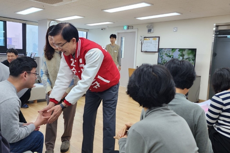 장애인주간보호시설을 방문한 국민의힘 방문규 수원병 후보(사진=후보 측)