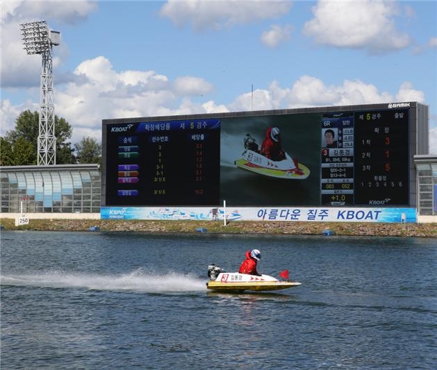 미사리경정장에서 경정선수가 다음경주 출전을 위해 소개항주를 진행하고 있다. (사진=국민체육진흥공단)