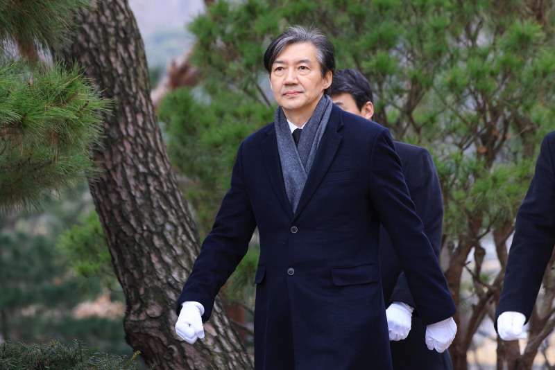 조국 전 법무부 장관이 18일 오전 서울 동작구 국립서울현충원 김대중 전 대통령 묘소로 향하고 있다. 사진=연합뉴스