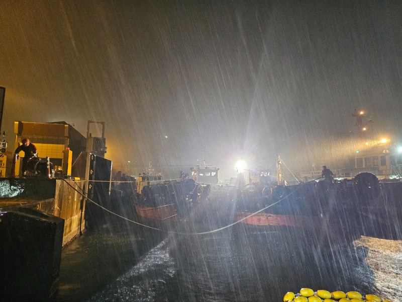 중특단 직원이 부두에 계류 완료된 선박의 계선줄 보강중인 모습.(제공=부산해경)