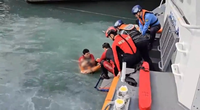 19일 오후 2시 34분경 부산해경과 소방이 함께 부산공동어시장 앞 해상에서 익수자를 구조하고 있다.(사진제공=부산해경)