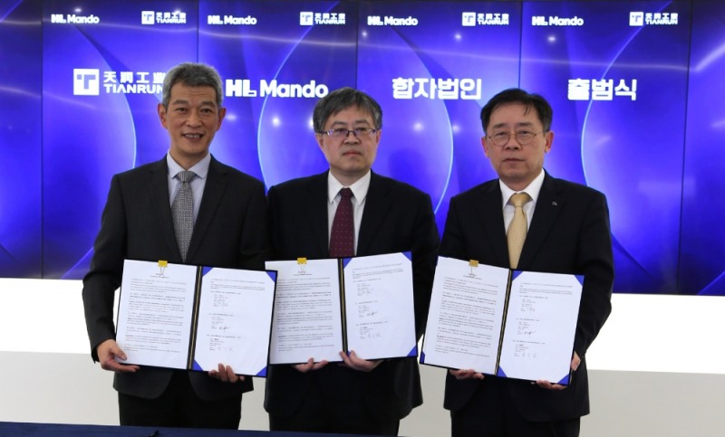 HL만도 조성현 부회장(오른쪽)이 텐륜공업 쉬청페이(徐承飞) CEO (왼쪽), 텐륜만도 저우셴중(周先忠) CEO (가운데)와 협약 체결 후 기념촬영을 하고 있다.(사진=HL만도)