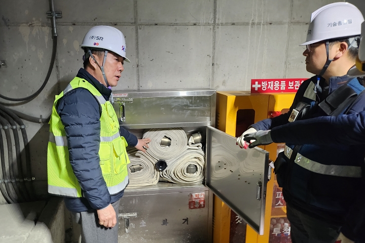 에스알 율현터널 피난시설 안전감찰 모습.(사진=SR)