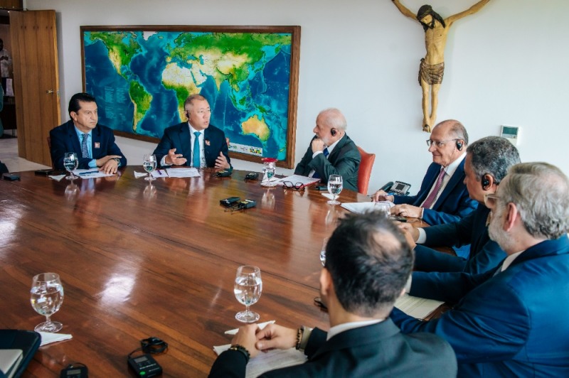 정의선 회장(사진 왼쪽에서 두번째)이 룰라 대통령 (사진 왼쪽에서 세번째), 제랄도 알크민 부통령(사진 왼쪽에서 네번째) 등 브라질 정부 관계자들과 면담하고 있다.(사진=현대차그룹)