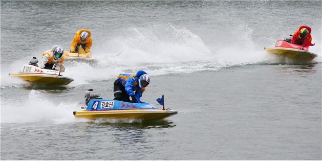 지난해 스포츠월드배 대상경정 결승전 출전 선수들이 턴마크를 돌며 경합을 벌이고 있다. (사진=국민체육진흥공단)