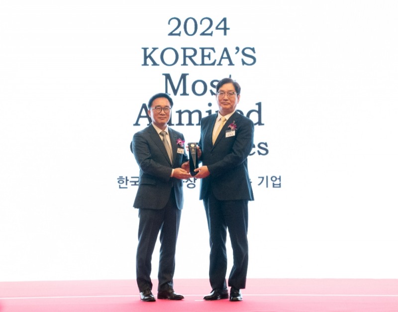 에쓰오일 서정규 국내영업본부장(오른쪽)이 27일 열린 ‘2024 한국에서 가장 존경받는 기업’ 시상식에서 한국능률협회컨설팅(KMAC) 한수희 대표(왼쪽)와 기념 촬영을 하고 있다.(사진=에쓰오일)