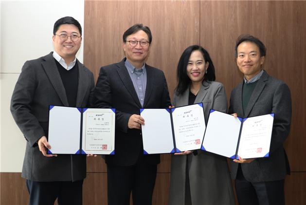 지난 23일 경륜·경정 마케팅전략운영위원회 자문위원 위촉식에서 이홍복 경륜경정총괄본부장(왼쪽 두 번째)이 외부 자문위원(왼쪽부터 첫 번째 김태완 교수, 세 번째 상명대 최은정교수, 네 번째 동국대 여준상 교수)에게 위촉장을 전달하고 기념사진을 촬영하고 있다.(사진=국민체육진흥공단)