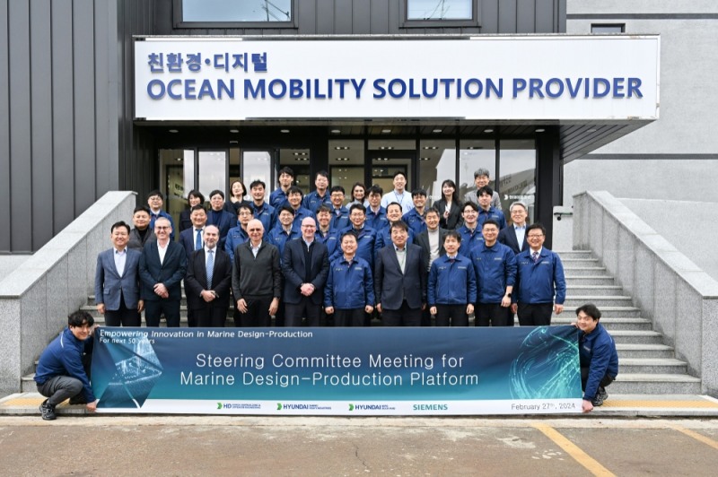 (오른쪽에서 5번째) 김형관 현대미포조선 사장, (오른쪽에서 6번째) 조 보만(Joe Bohman) 지멘스 부사장.(사진=HD현대)