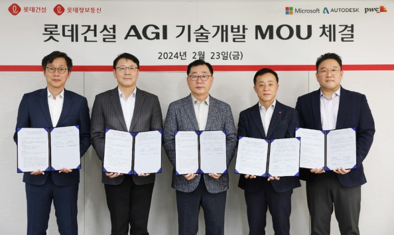 (왼쪽부터) 오토데스크코리아 오찬주 전무, PwC컨설팅 문홍기 대표이사, 롯데건설 박현철 부회장, 롯데정보통신 고두영 대표이사, 한국마이크로소프트 조원우 대표이사.(사진=롯데건설)