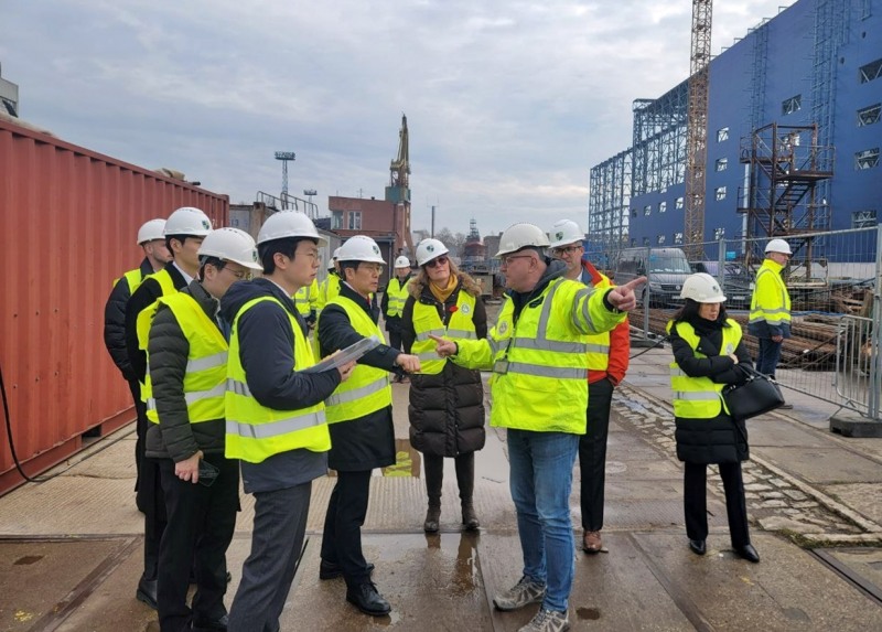 한화오션 특수선 해외사업단 일행이 폴란드 그드니아시에 위치한 폴란드 국영 방산기업 PGZ의 조선소를 방문, 현지 호위함 건조 현장을 둘러보고 밥콕 폴란드로부터 향후 MRO 협조 방안을 청취했다.(사진=한화오션)
