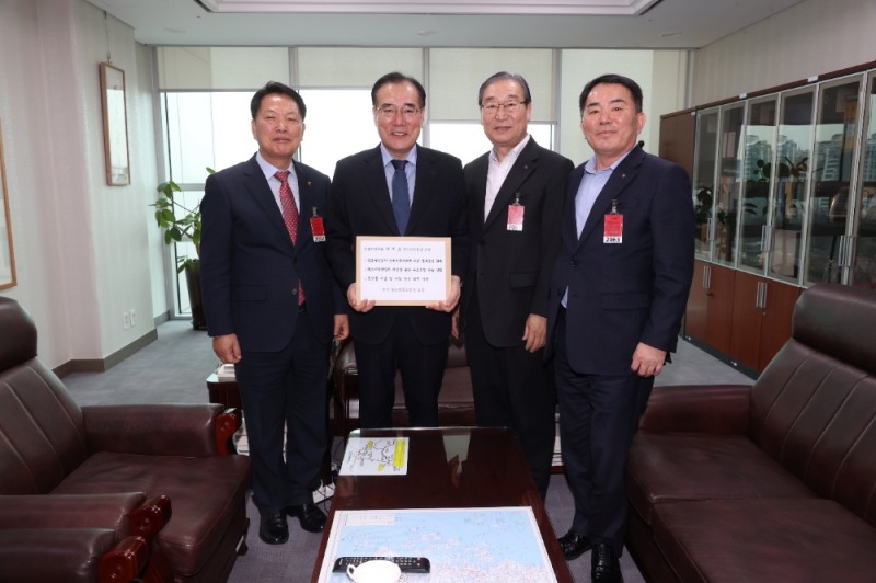 사진 왼쪽부터 전형숙 안동봉화축협 조합장, 이개호 의원, 장원호 원북농협 조합장, 배정섭 전남서남부채소농협 조합장. 사진=농협중앙회