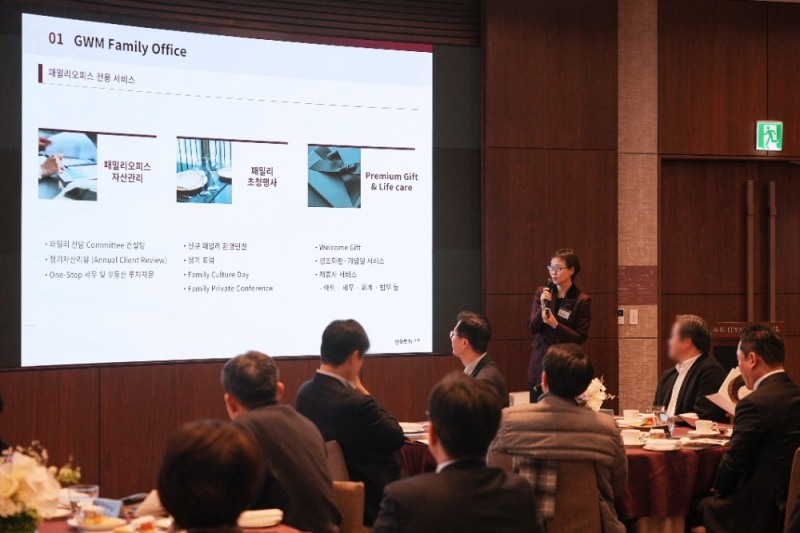 신경애 한국투자증권 GWM전략담당이 28일 서울 파크하얏트 호텔에서 열린 환영 만찬에서 패밀리오피스 전용 서비스를 소개하고 있다. 사진=한국투자증권