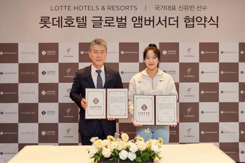 29일, 롯데호텔 서울에서 열린 롯데호텔 글로벌 앰버서더 협약식에서 김태홍 롯데호텔앤리조트 대표이사와 탁구 국가대표 신유빈 선수가 협약 체결 후 기념 촬영을 하고 있다.(사진=롯데호텔앤리조트)