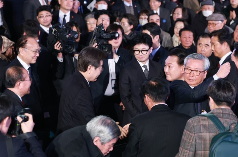 윤석열 대통령이 1일 서울 중구 유관순 기념관에서 열린 제105주년 3.1절 기념식에서 퇴장하며 더불어민주당 이재명 대표와 악수하고 있다. 가운데는 국민의힘 한동훈 비상대책위원장. 사진=연합뉴스