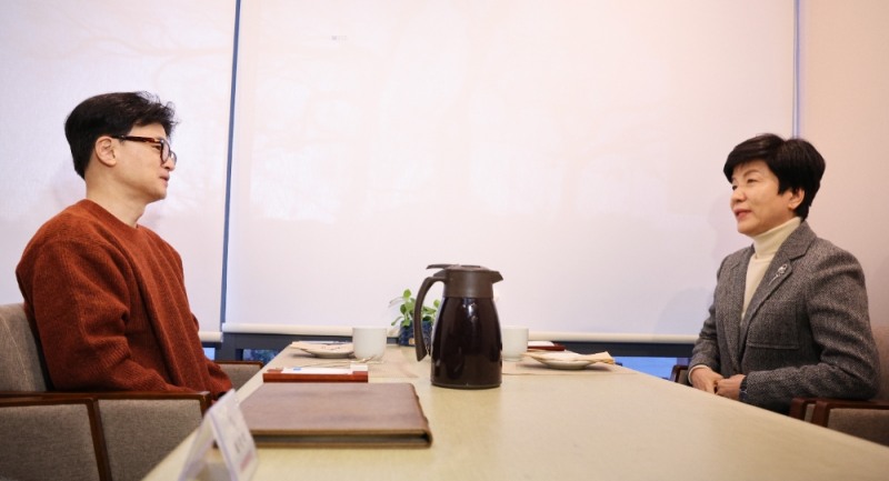 국민의힘 한동훈 비상대책위원장과 더불어민주당을 탈당한 국회부의장 김영주 의원이 1일 오후 서울 종로구 모처에서 회동을 갖고 있다. 사진=연합뉴스