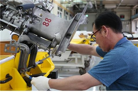 경정 장비운영팀 관계자가 틸트 각을 조정하며 기능에 관해 설명하고 있다.(사진=국민체육진흥공단)