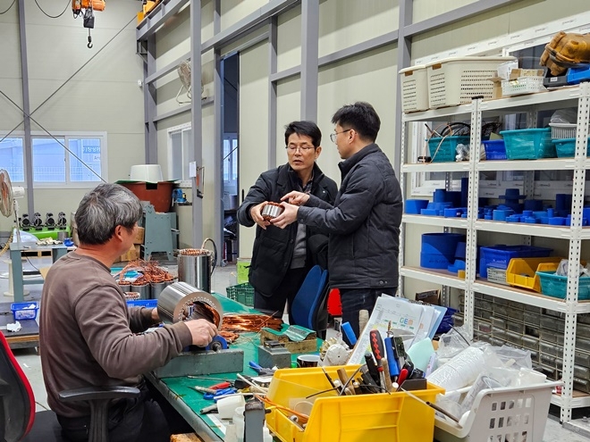 김원식 부산세관 통관국장이 (주)지이엠을 방문해 생산현장을 점검하고 있다.(사진제공=부산세관)