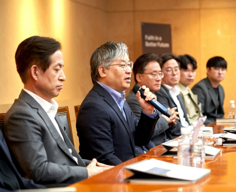 (왼쪽에서 두 번째) 최익훈 HDC현대산업개발 대표이사.(사진=HDC현대산업개발)