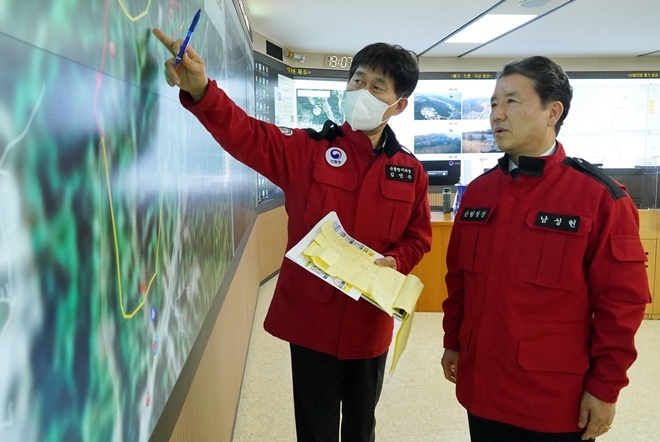 중앙산림재난상황실에서 산불상황 점검.(제공=산림청)