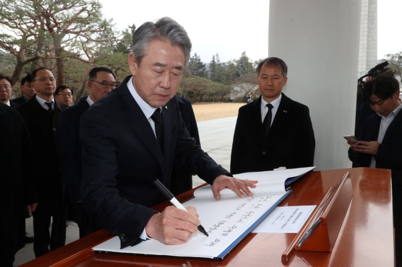 강호동 농협중앙회장이 7일 국립서울현충원을 참배한 뒤 방명록을 작성하고 있다. 사진=농협중앙회