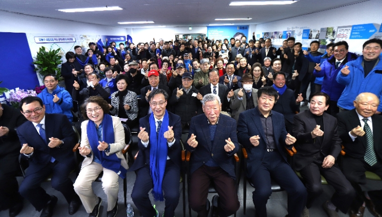유동수(앞줄 왼쪽 세번째) 의원 (인천 계양갑) 선거사무소 개소식 (사진=의원실)