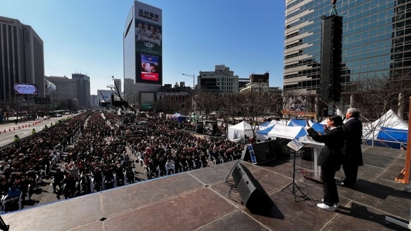 자유통일당이 주최한 3월10일 광화문에서 열린 `전국주일 연합예배`에 약 1만여명(주최측 추산)이 모여 있다.[사진=자유통일당]