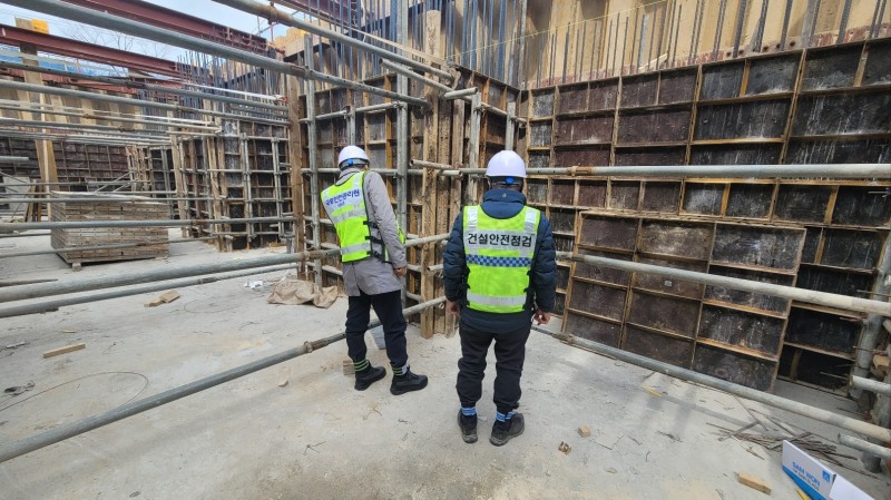 광주광역시 소재 신축 공사현장에서 철근거푸집 안전상태를 확인중인 모습.(사진=국토안전관리원)
